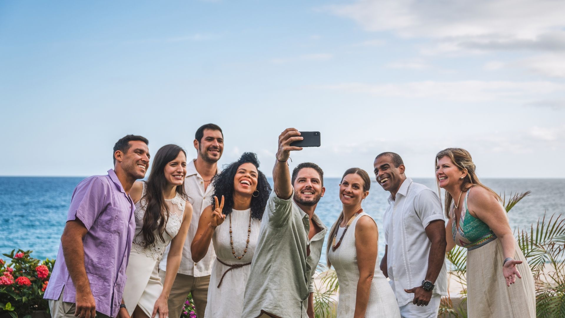 Viajeros tomándose una selfie frente al mar